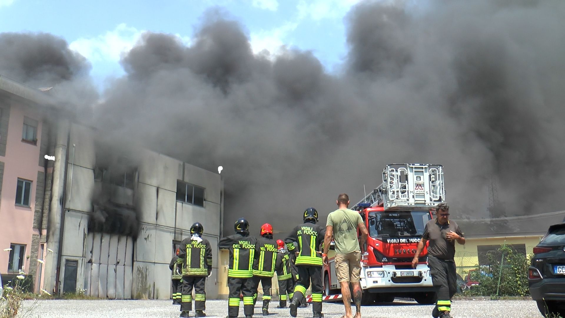 Incendio nel magazzino di tappeti: arrivano le ordinanze dei sindaci